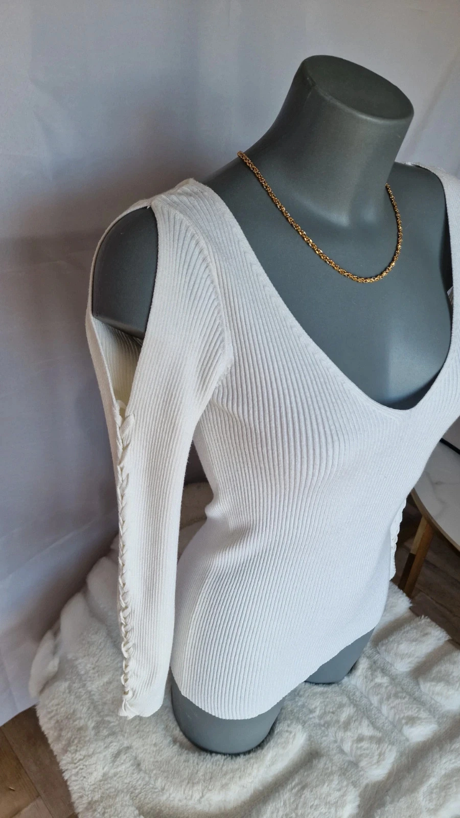 Suéter Guess blanco crema con hombros descubiertos mangas trenzadas T40 – photo 7